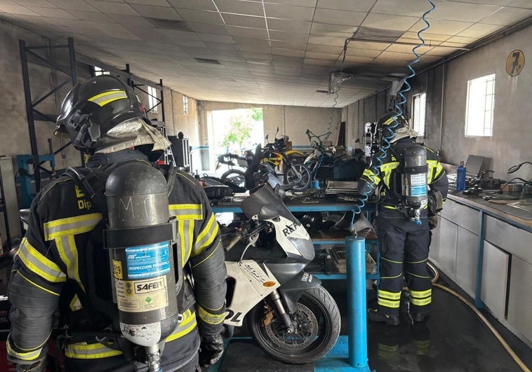 Trasladado al hospital en helicóptero por las quemaduras sufridas en el incendio de un taller en Villabrágima